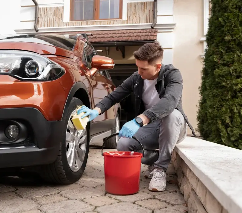Lavage auto à domicile Saint-Ybard : professionnel intervenant sur un véhicule